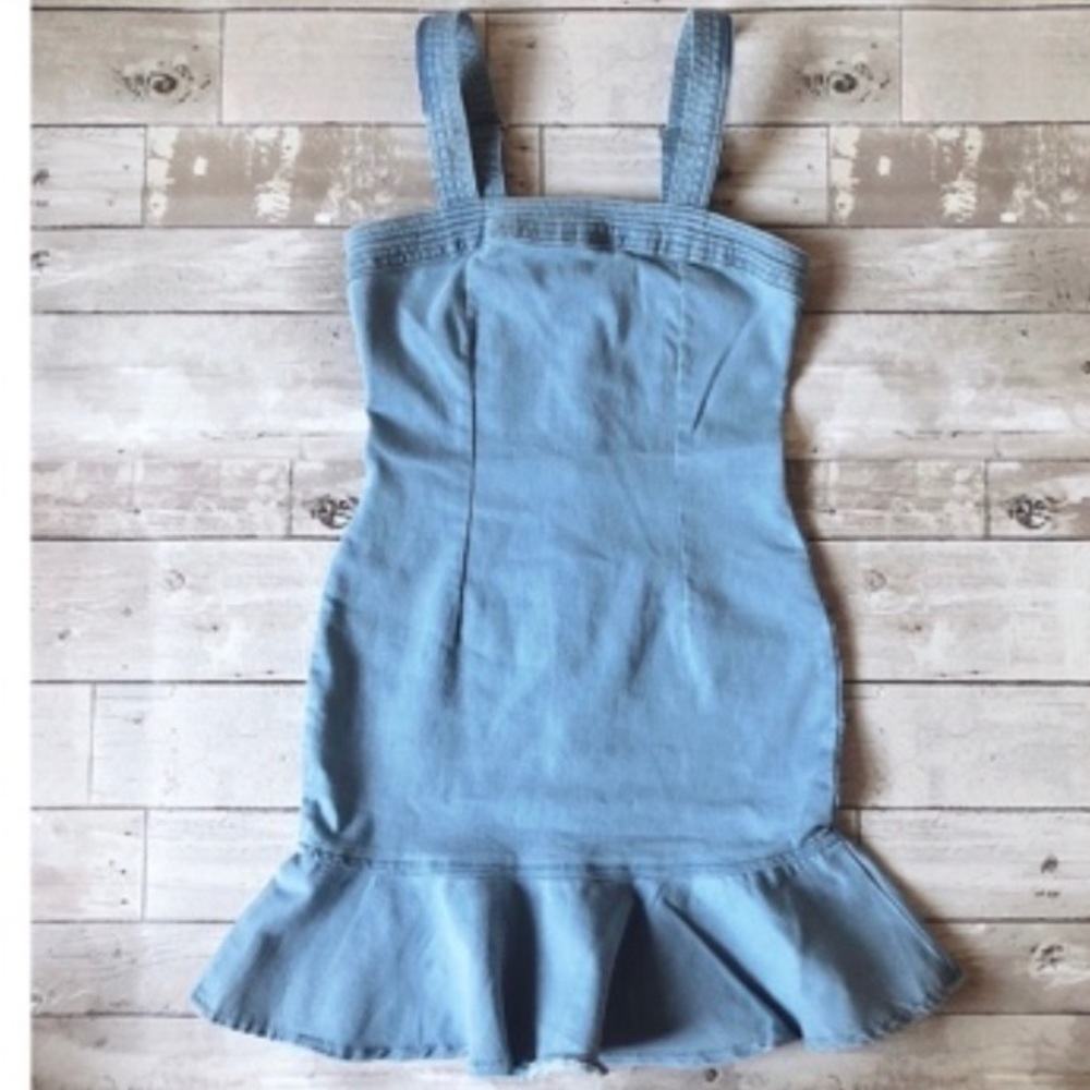 New with tags! Denim dress.lots of stretch! Very figure flattering ✨
